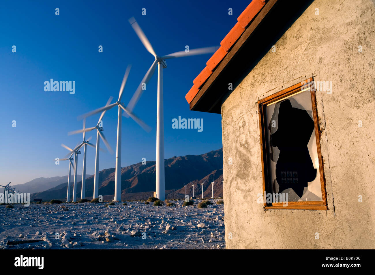 Palm Springs California energia alternativa wind farm all alba del San Gorgonio Mountain Pass in San bernardino Mountains Foto Stock