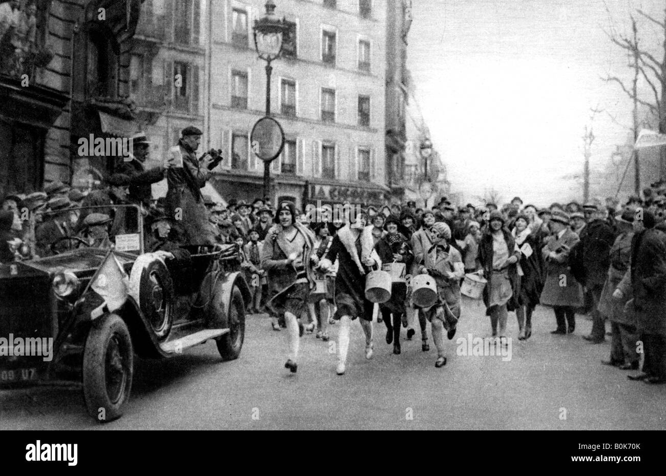 Partita a piedi di midinettes, Parigi, St Catherine Day, 1931.Artista: Ernest Flammarion Foto Stock