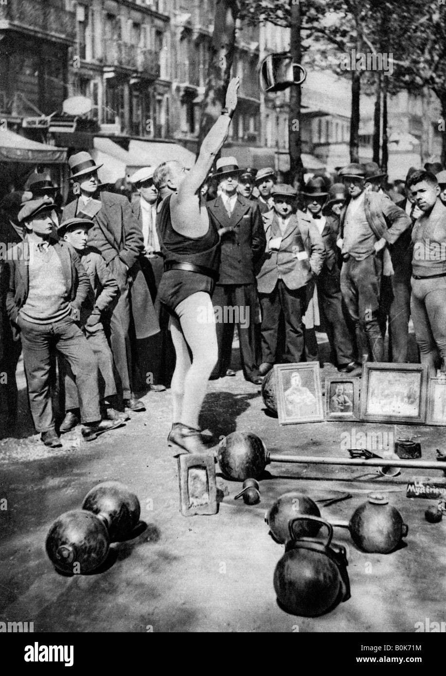 Uomo Forte giocoleria con pesi, Parigi, 1931.Artista: Ernest Flammarion Foto Stock