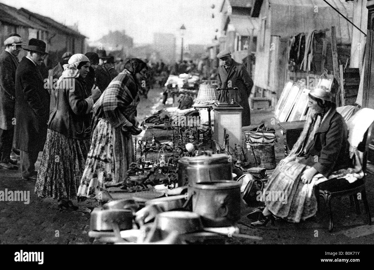 Una vista del mercato delle pulci all'ingresso di St Ouen, Parigi, 1931Artista: Ernest Flammarion Foto Stock