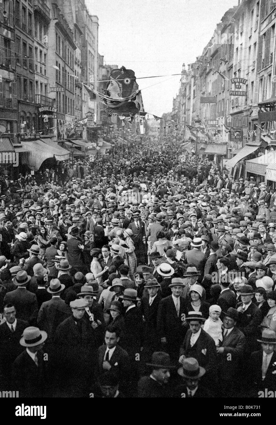 Ballare in aria aperta il 14 luglio, Parigi, 1931.Artista: Ernest Flammarion Foto Stock