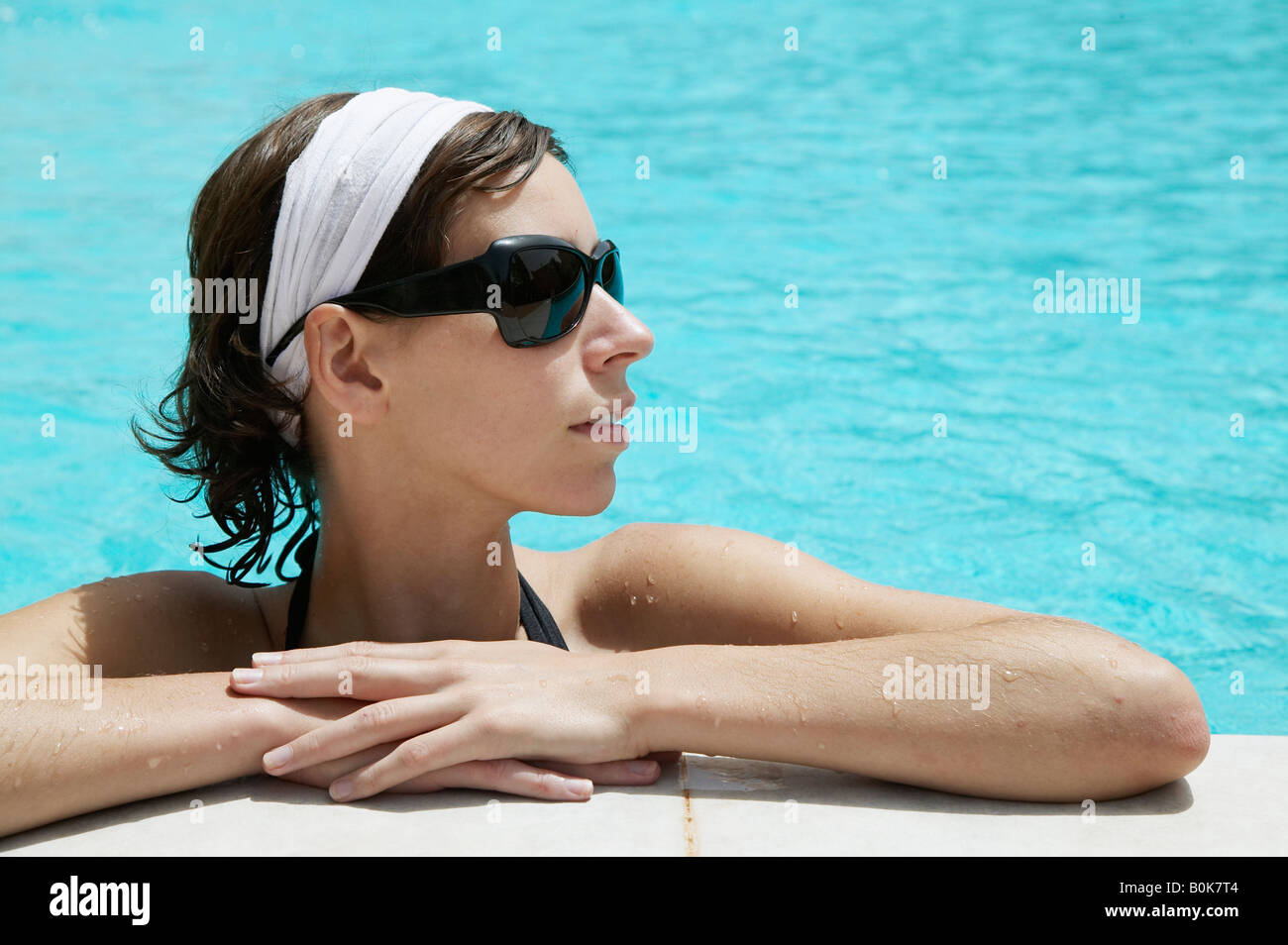 Donna in piscina Foto Stock