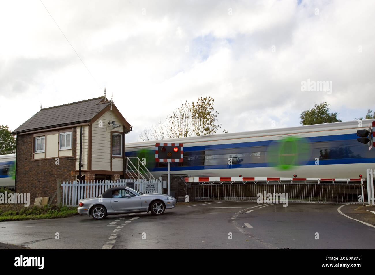Auto attende a incrocio ferroviario a Ascott sotto Wychwood Oxfordshire, Regno Unito Foto Stock