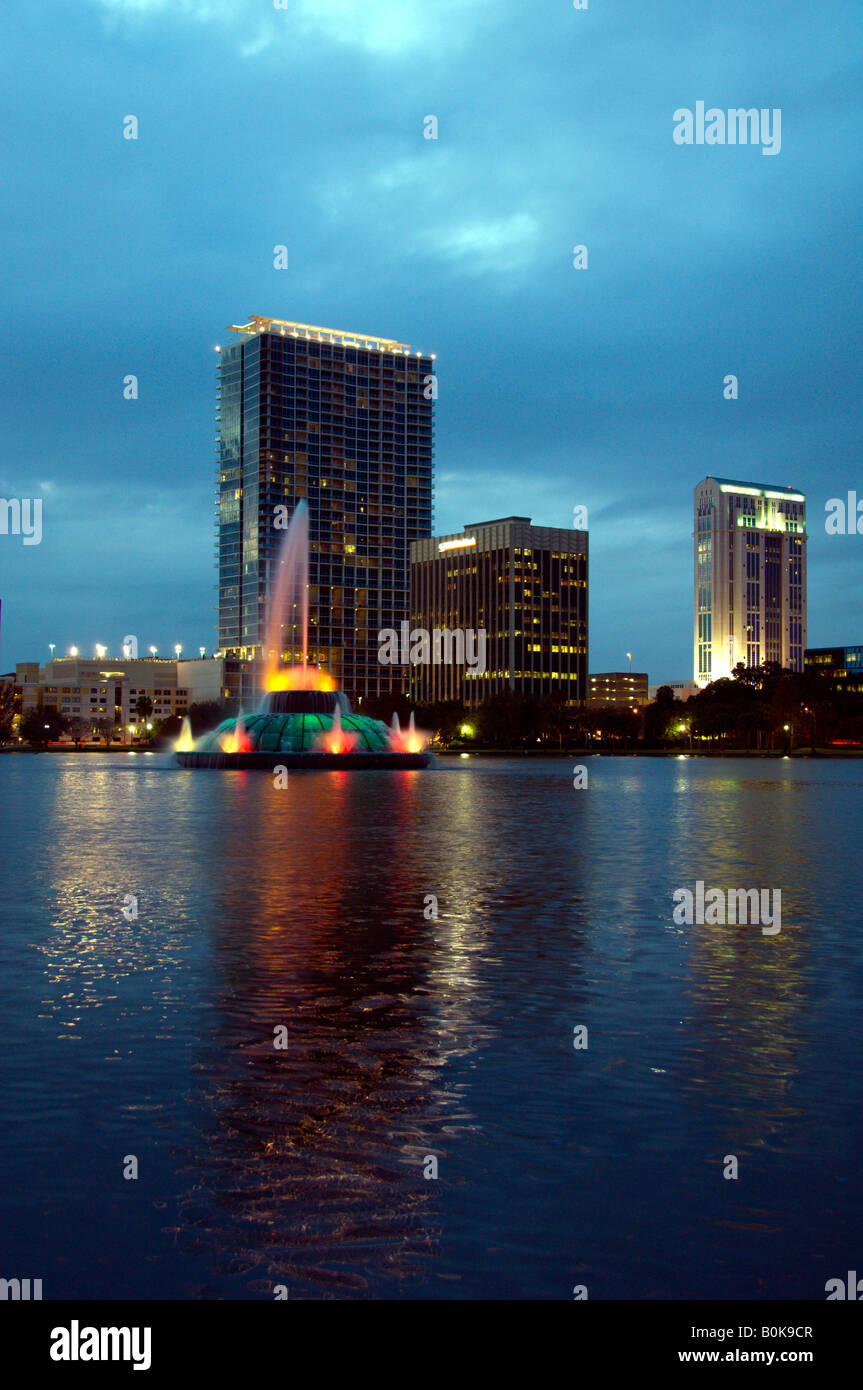 L'Orlando Florida skyline del centro riflette in Lake Eola al crepuscolo Foto Stock