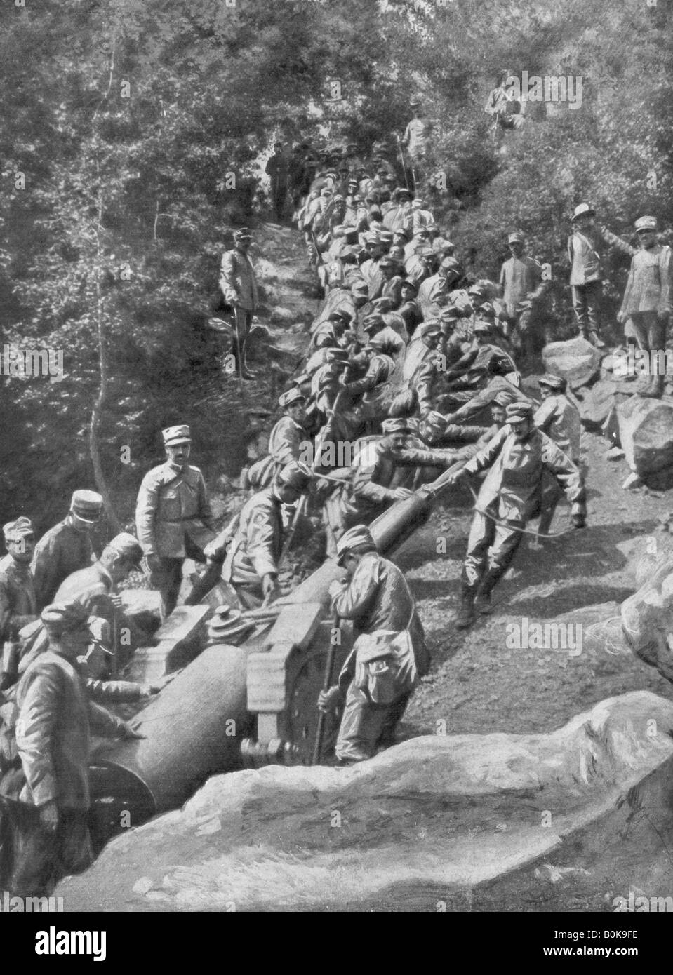 Pezzo di artiglieria trainato da 600 soldati, Seconda Battaglia dell'Isonzo, guerra mondiale I, 1915. Artista: sconosciuto Foto Stock