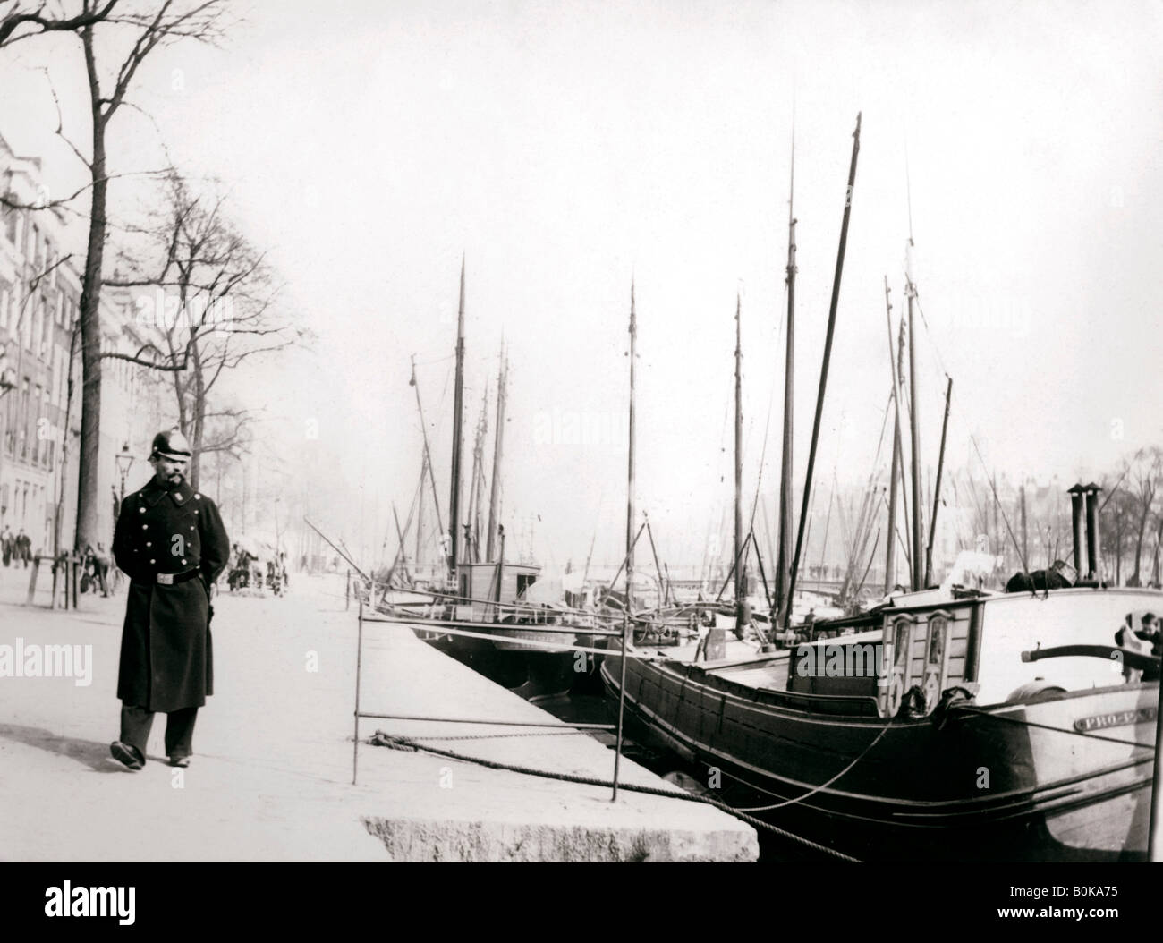 Poliziotto da un canale, Rotterdam, 1898.Artista: James Batkin Foto Stock