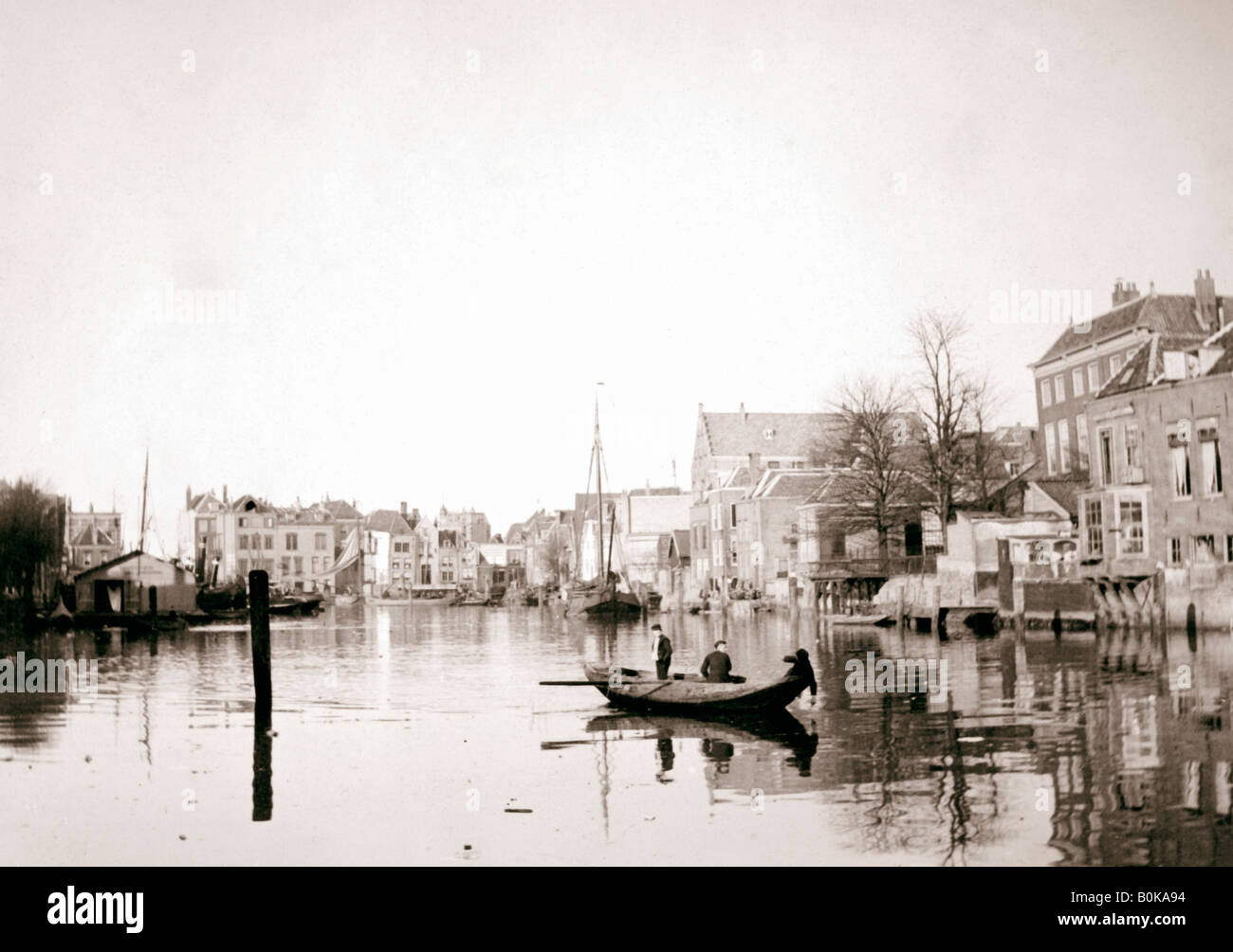 Barca sul canal, Dordrecht, Paesi Bassi, 1898.Artista: James Batkin Foto Stock