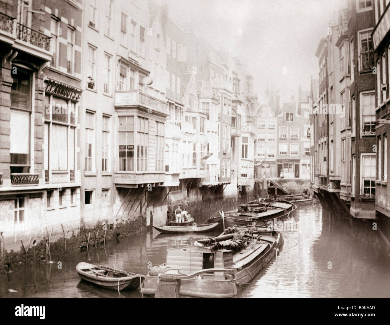 Barche sul canal, Amsterdam, 1898.Artista: James Batkin Foto Stock