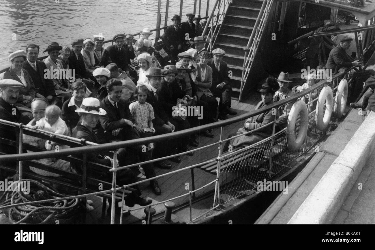 I passeggeri a bordo di una barca, Bournemouth Dorset, 1921. Artista: sconosciuto Foto Stock