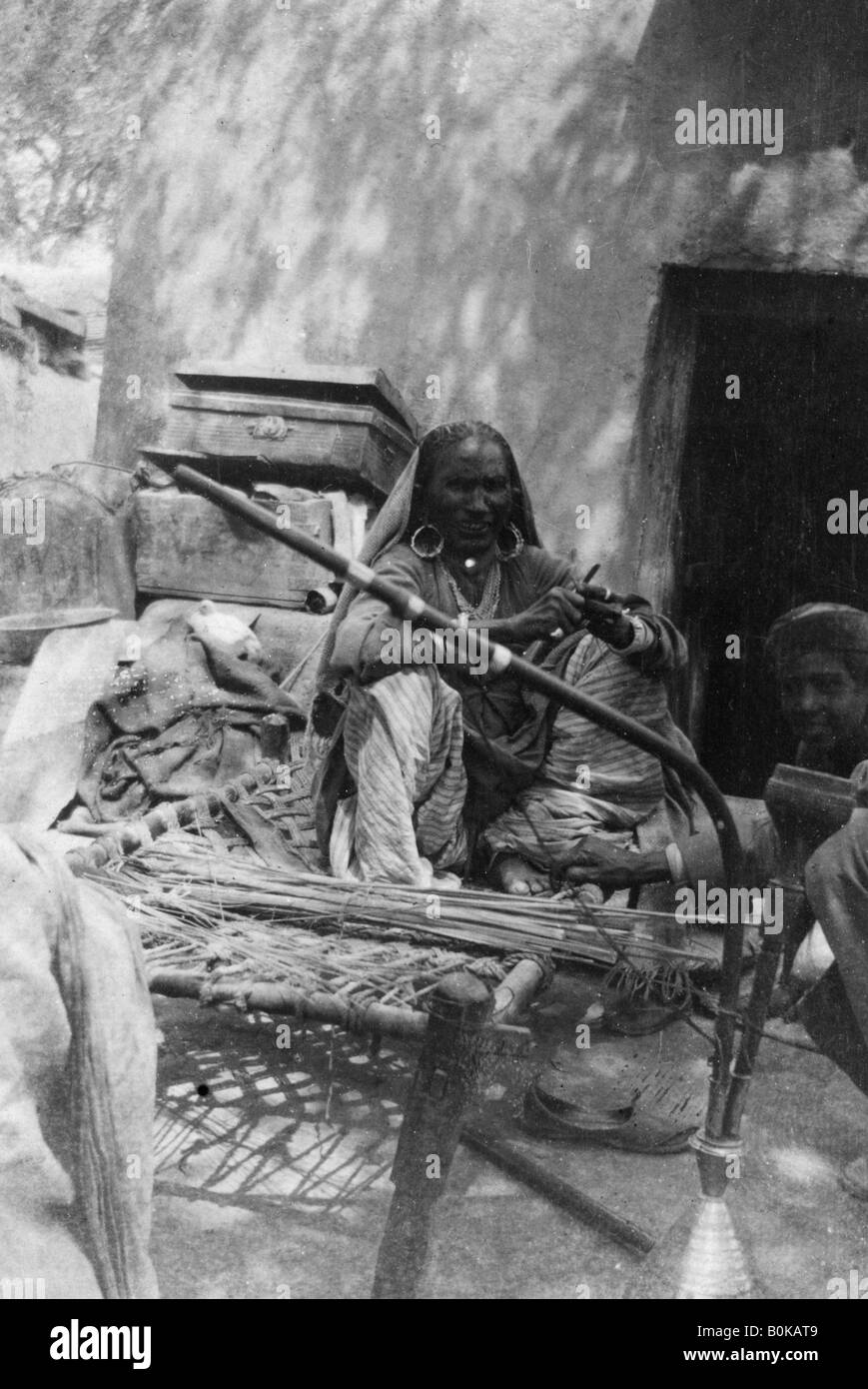 Donna indiana della casta più bassa, Howshera, 1917. Artista: sconosciuto Foto Stock