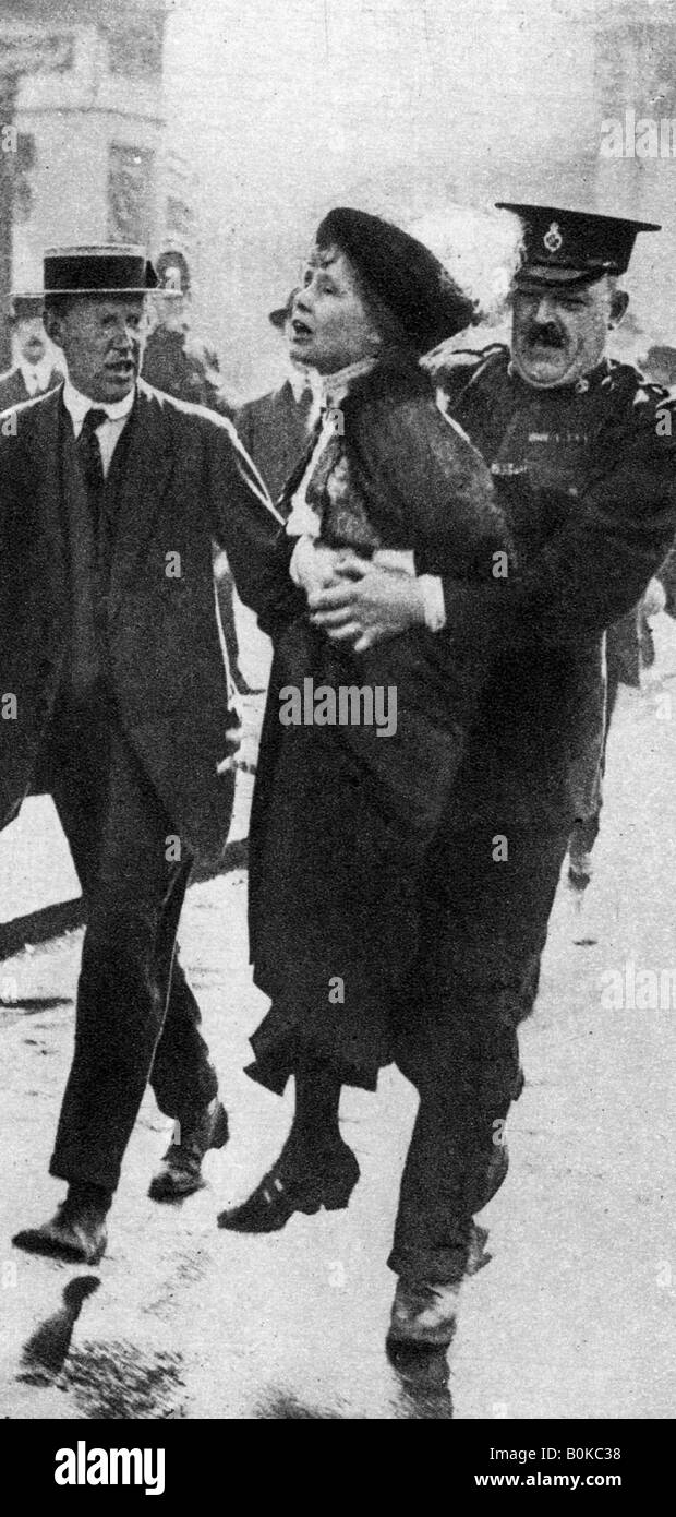 La signora Pankhurst, arrestato fuori Buckingham Palace, London, 1914, (1935). Artista: sconosciuto Foto Stock