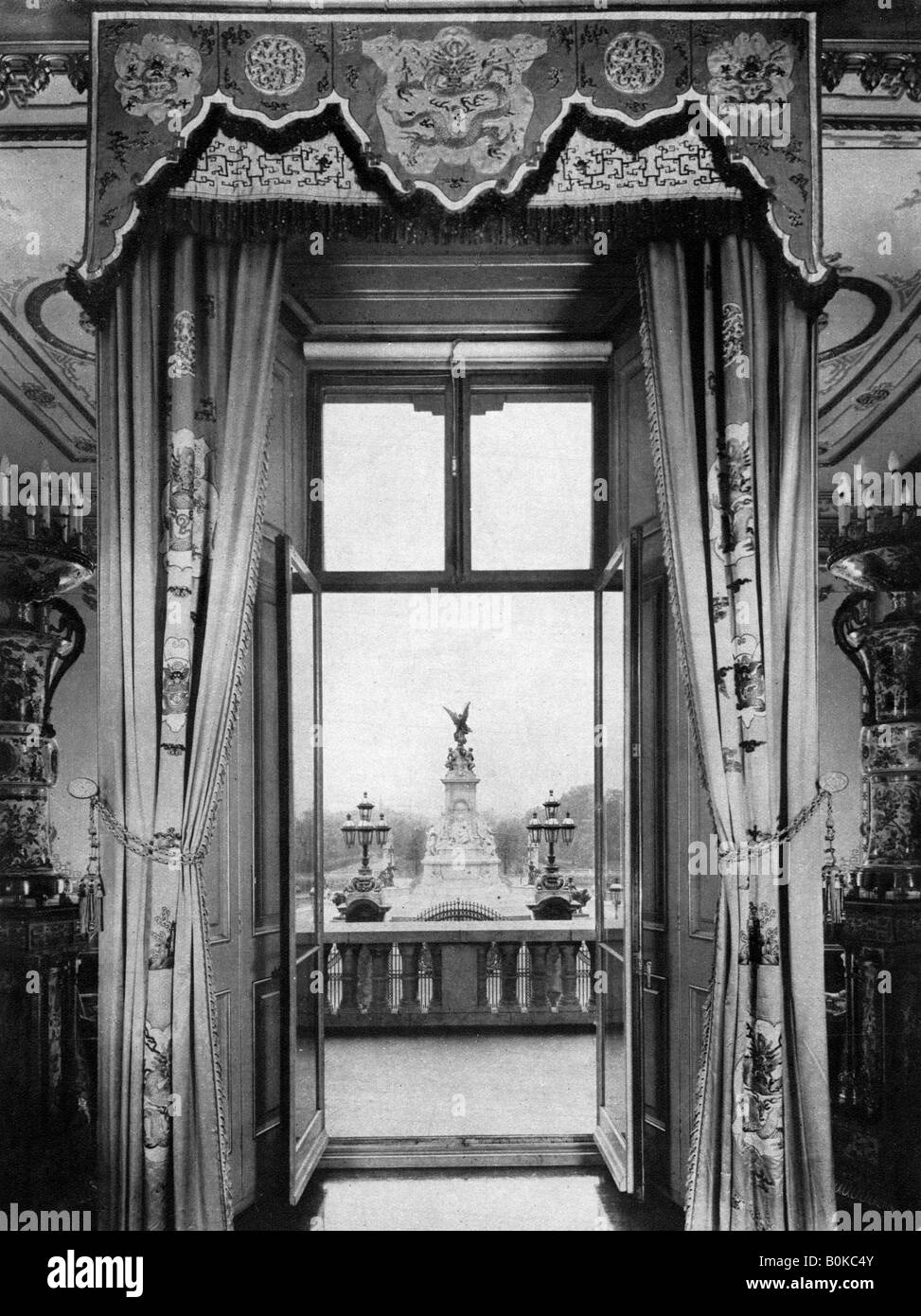 Vista del Monumento Victoria dall'interno di Buckingham Palace, London, 1935. Artista: sconosciuto Foto Stock