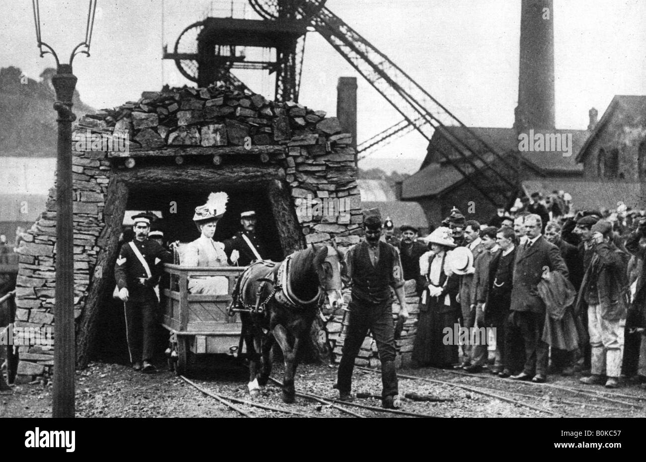 Queen Mary visitando un Welsh colliery, 1935. Artista: sconosciuto Foto Stock