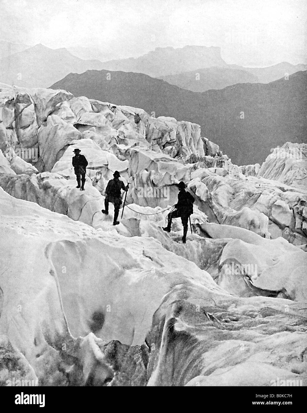 Arrampicata attraverso il Ghiacciaio Bossons sulla strada Mont Blanc, Svizzera, nei primi anni del XX secolo. Artista: sconosciuto Foto Stock