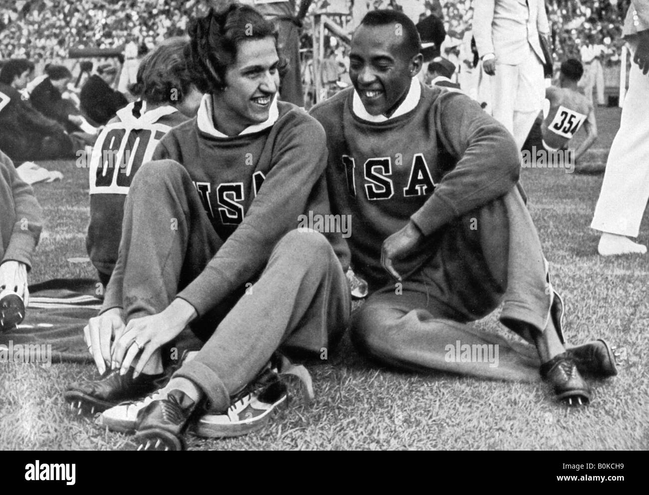 Helen Stephens e Jesse Owens, American atleti, in occasione delle Olimpiadi di Berlino, 1936. Artista: sconosciuto Foto Stock