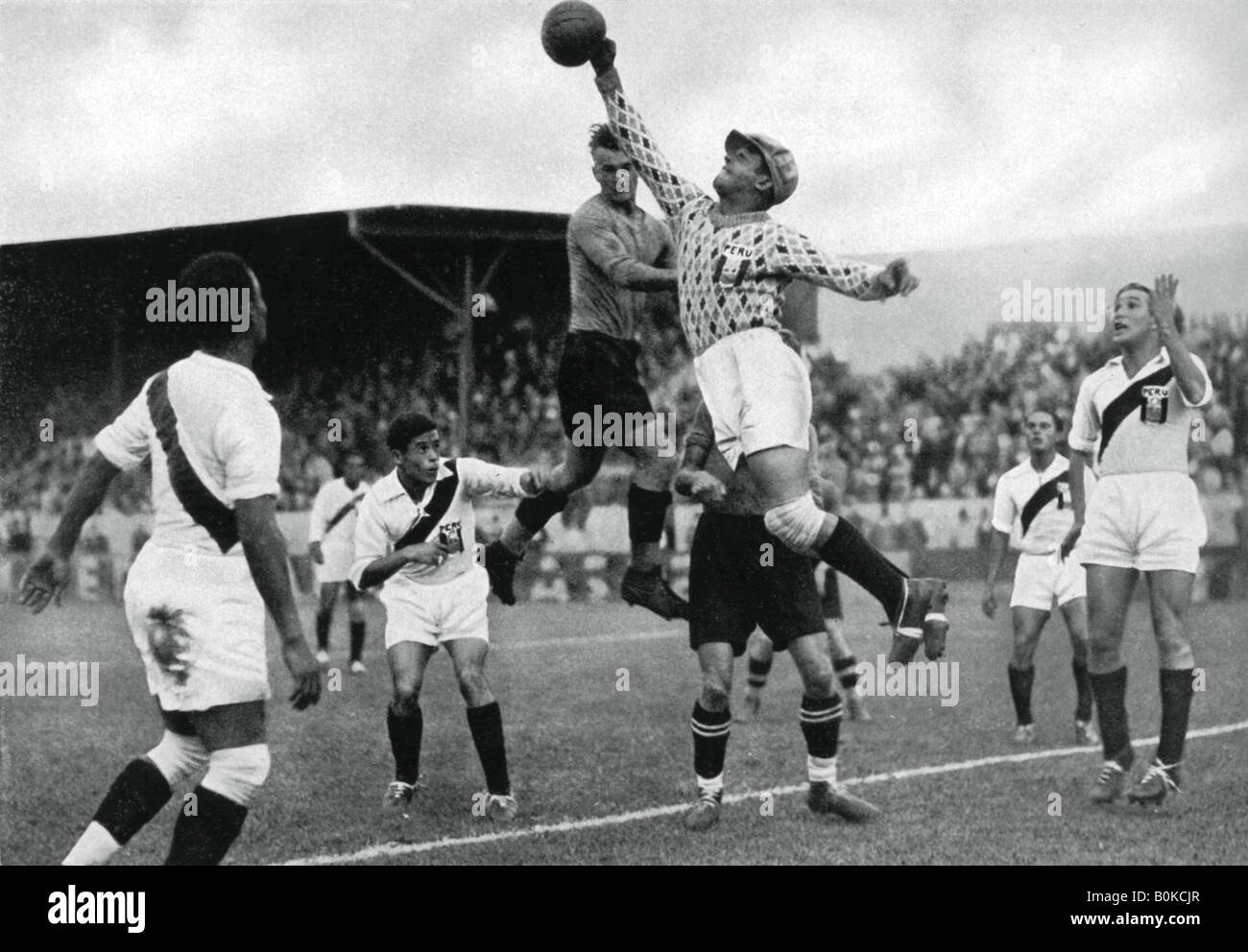 Il Perù Olympic football team in azione, giochi olimpici di Berlino, 1936. Artista: sconosciuto Foto Stock