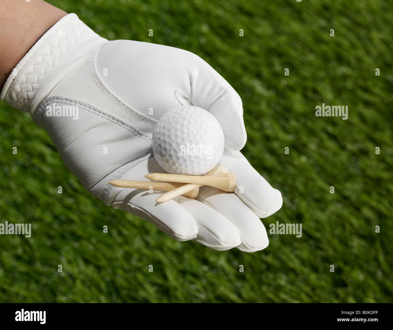 Golf Tees e palla in mano Foto Stock