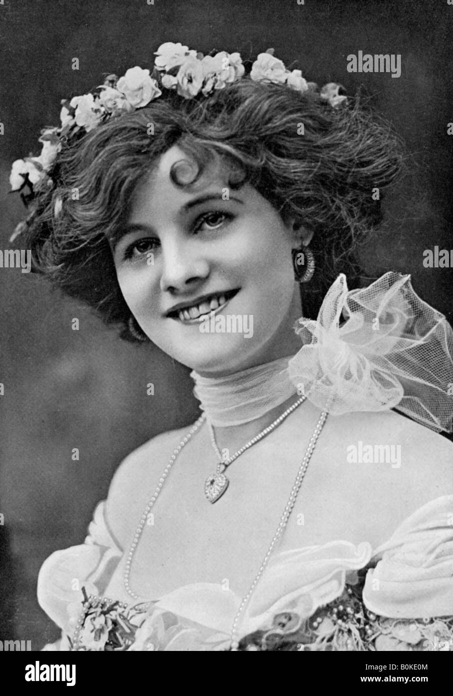 Miss Gertie Millar (1879-1952), l'attrice, 1902-1903.Artista: Alfred Ellis & Walery Foto Stock