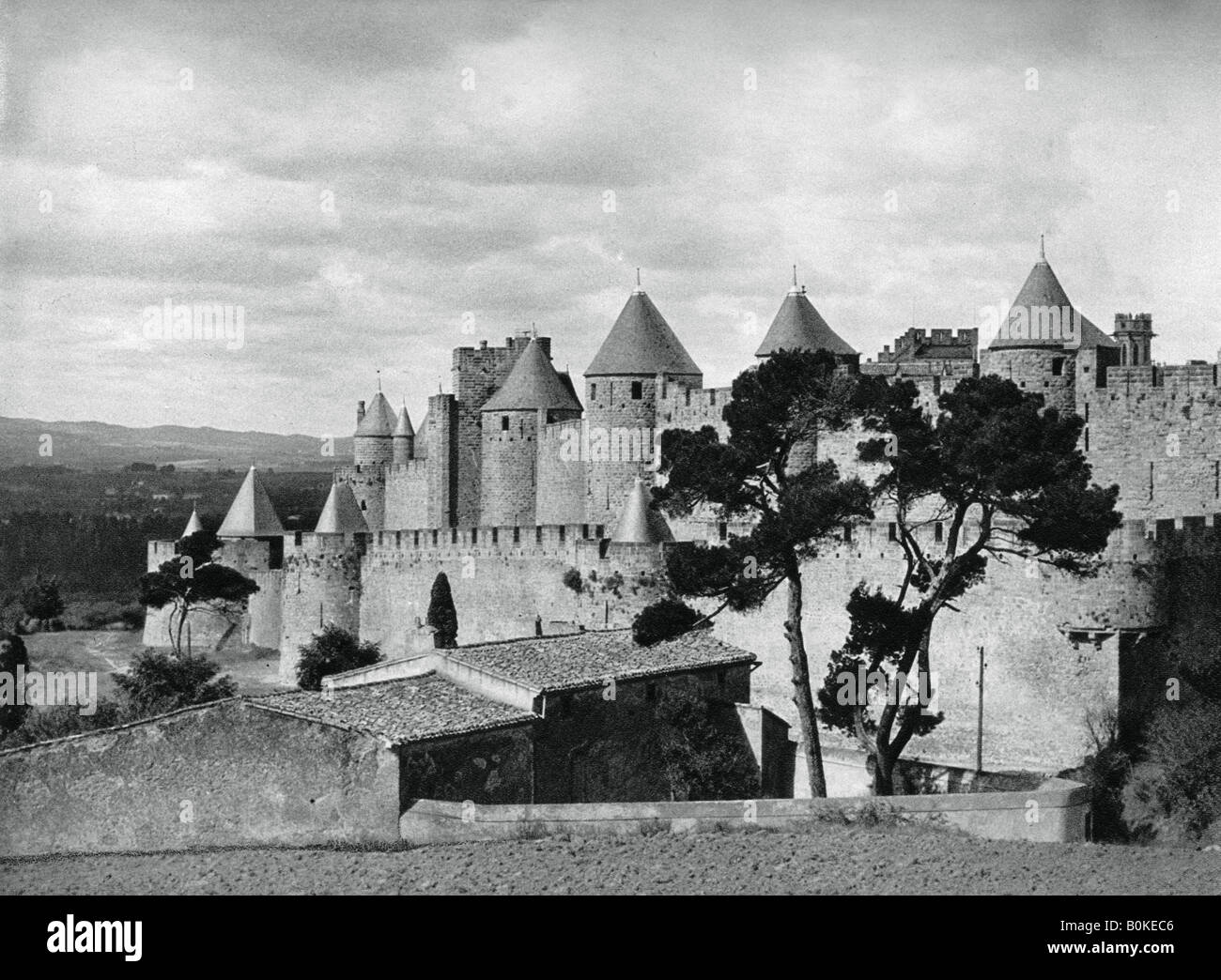 Carcassonne, Francia, 1937. Artista: MARTIN Hurlimann Foto Stock