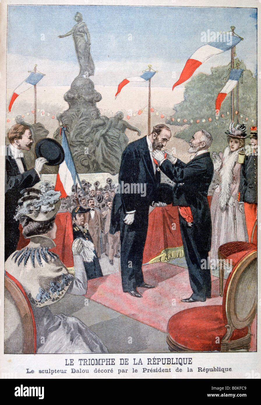 Jules Dalou essendo insignito con la medaglia della Legione d Onore da Emile Loubet, 1899. Artista: Oswaldo Tofani Foto Stock