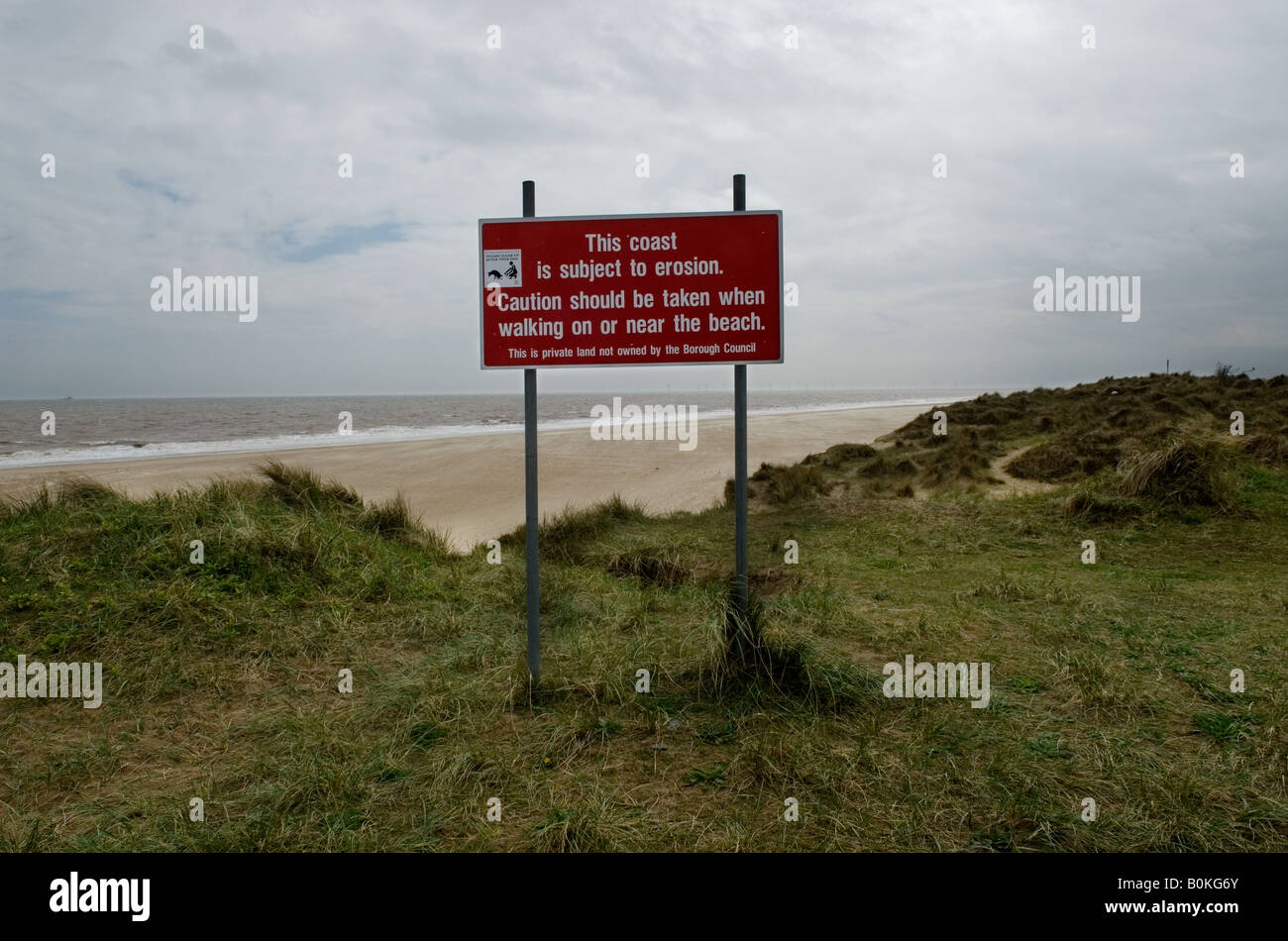 La Gran Bretagna REGNO UNITO Inghilterra erosione costiera erosione spiaggia mare riscaldamento globale Winterton sul mare segno di erosione dune di sabbia Norfolk drammatico Foto Stock