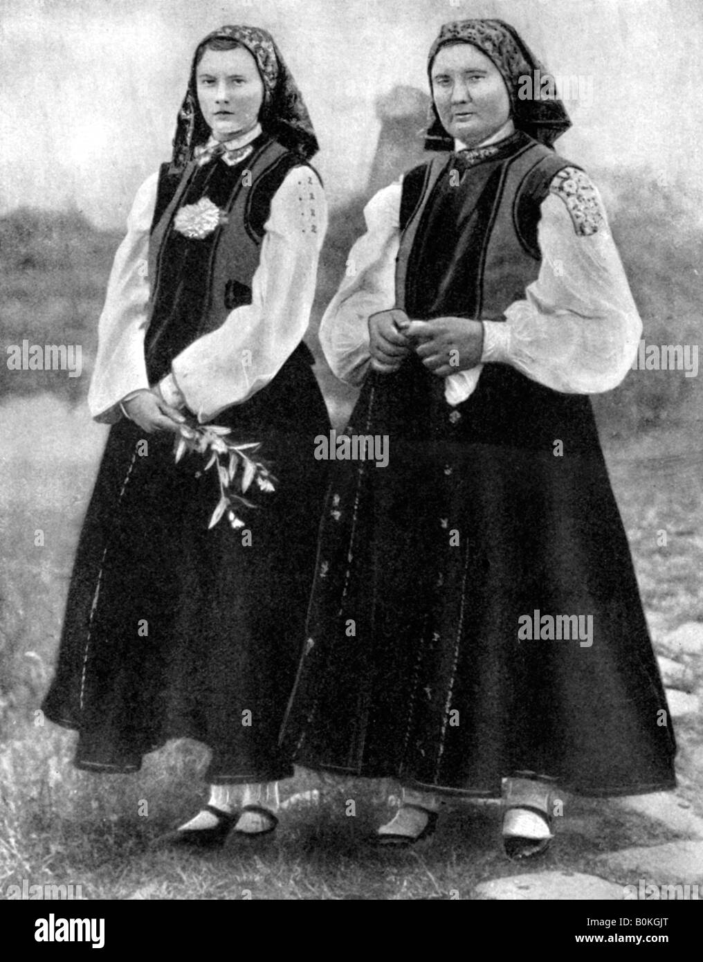 Il lettone donne in costume tradizionale, 1936. Artista: sconosciuto Foto Stock