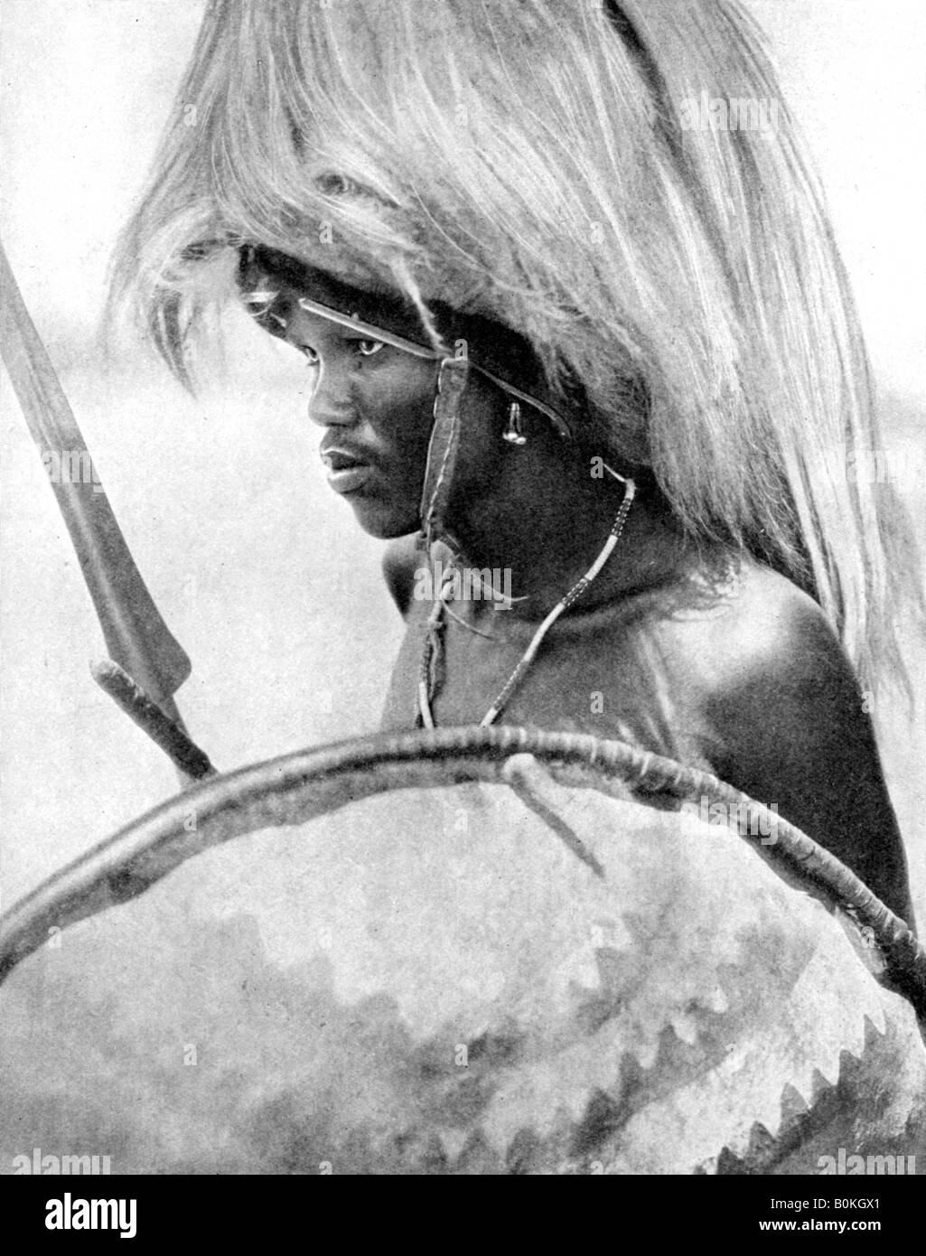 Un guerriero Masai, Africa, 1936.Artista: Ampia Foto del Mondo Foto Stock