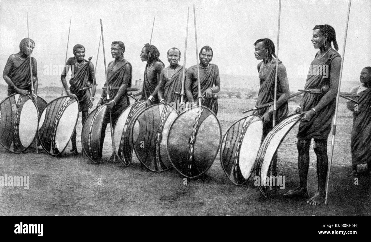 Un gruppo di guerrieri Masai in piena battaglia panoplia, 1922.Artista: SJ tramoggia Foto Stock