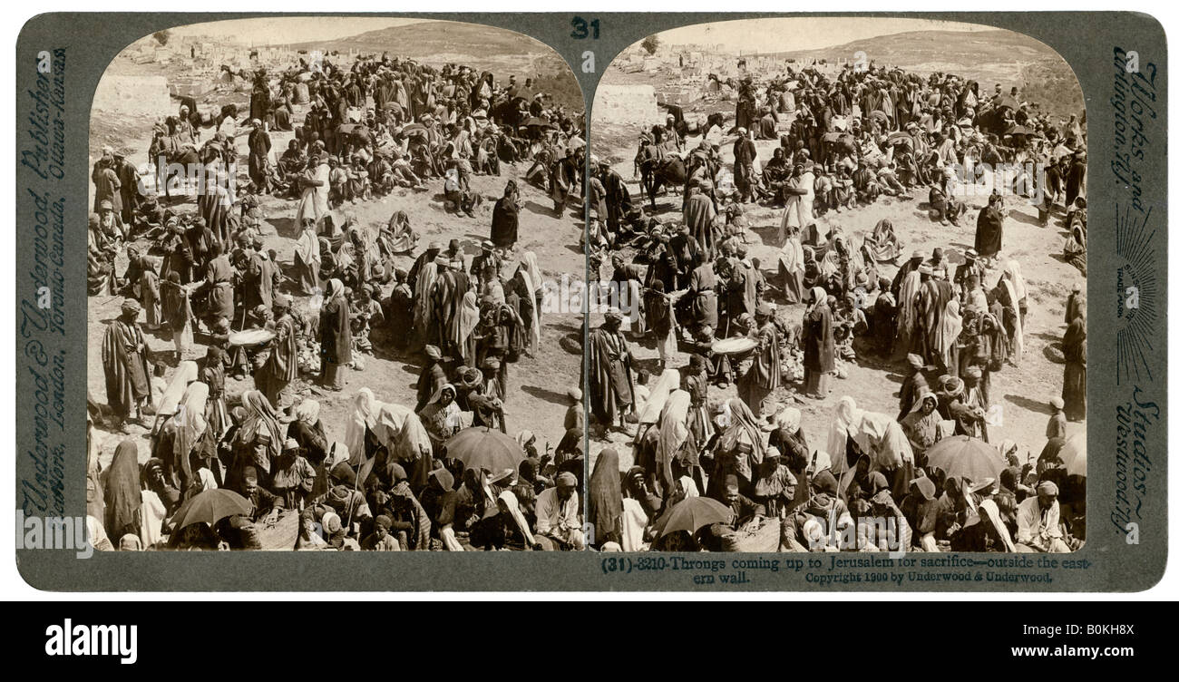 Persone che arrivano fino tp Gerusalemme per il sacrificio, al di fuori della parete orientale, 1900.Artista: Underwood & Underwood Foto Stock