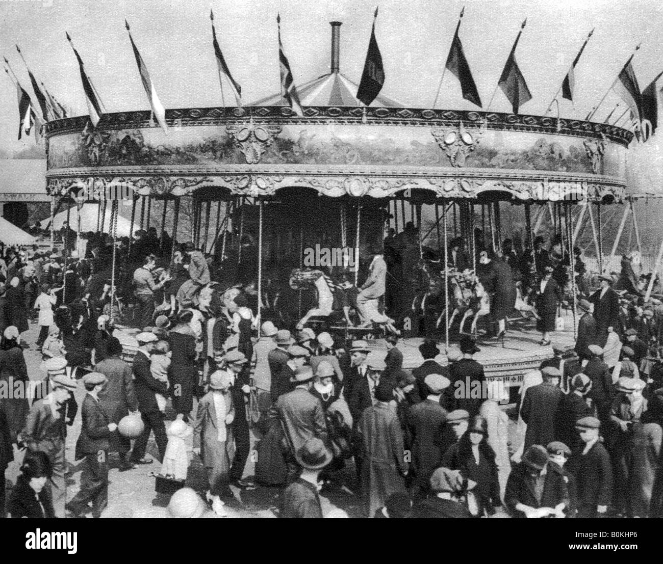 A merry-go-round, parte di bank holiday carnevale di Hamstead Heath, Londra, 1926-1927. Artista: sconosciuto Foto Stock