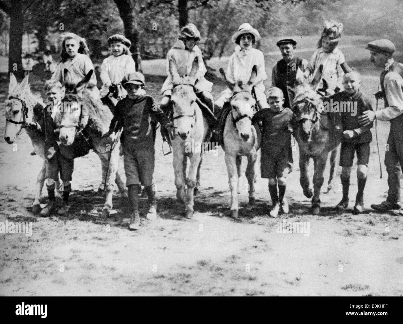 Un donkey ride su un bank holiday su Hamstead Heath, Londra, 1926-1927. Artista: sconosciuto Foto Stock