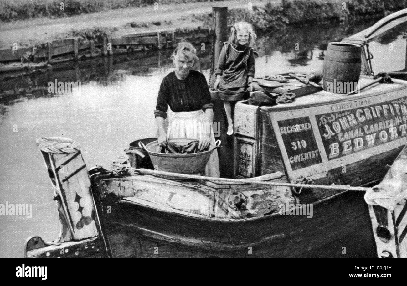 Giorno di lavaggio sul canal boat, 1926-1927. Artista: sconosciuto Foto Stock