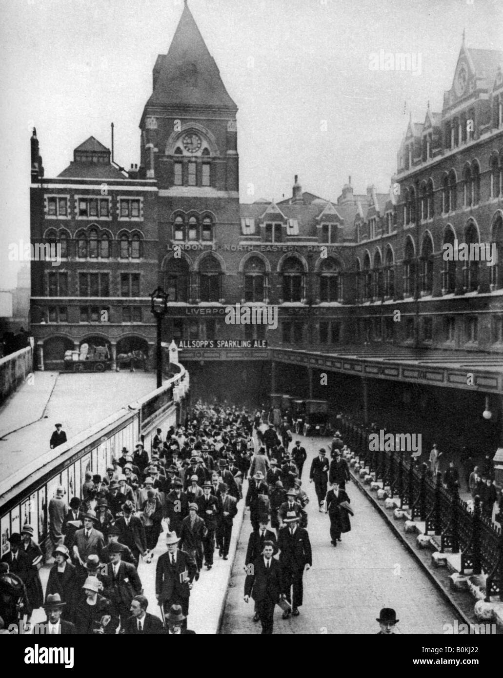 Dalla stazione di Liverpool Street alle nove del mattino, Londra, 1926-1927. Artista: sconosciuto Foto Stock