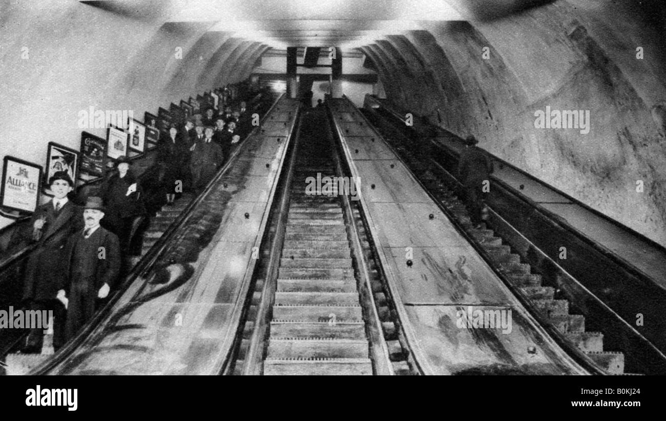 Stazione di Tottenham Court Road scale mobili, Londra, 1926-1927. Artista: sconosciuto Foto Stock