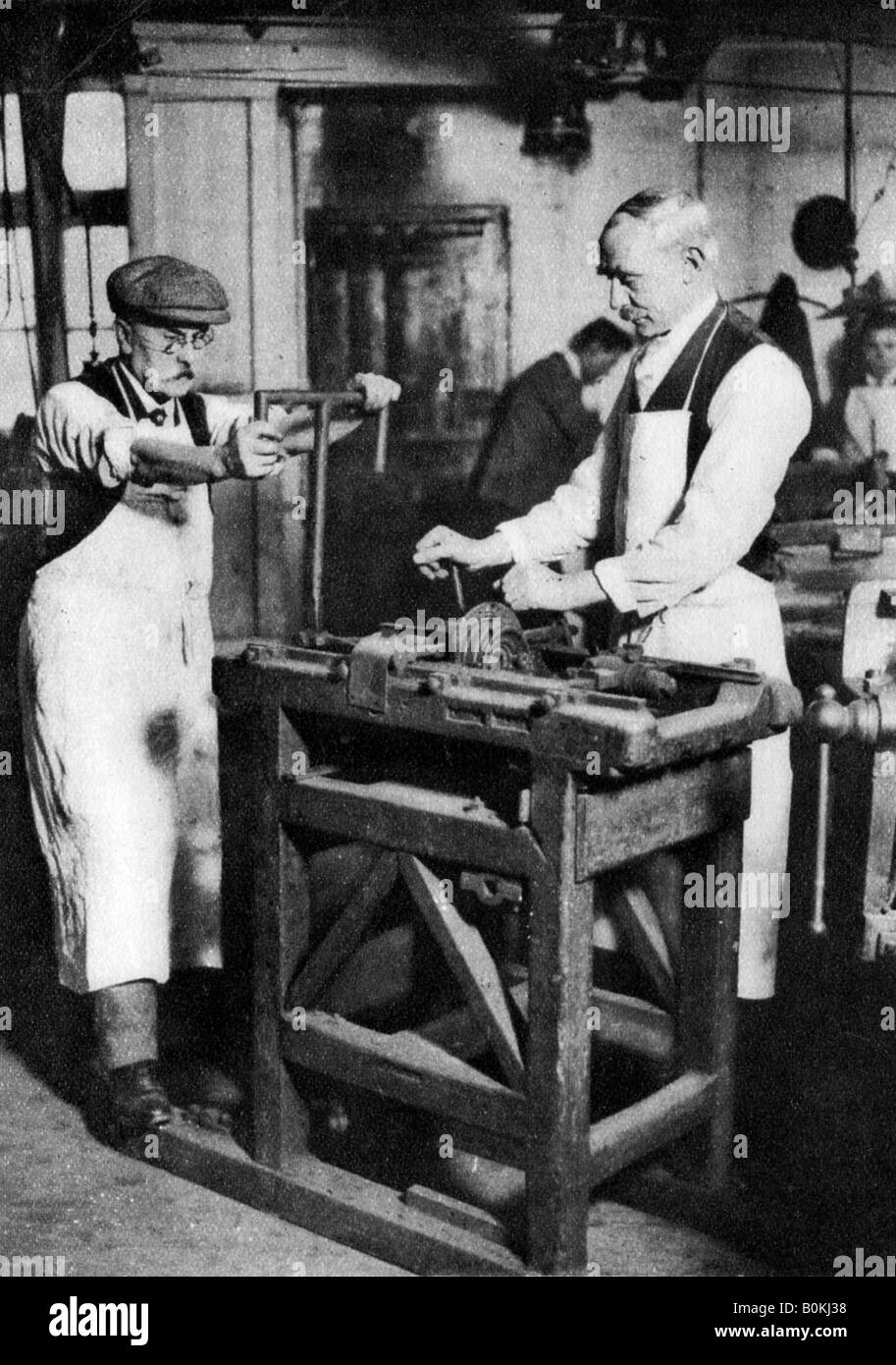 Il taglio di un cilindro a chiave, Londra, 1926-1927. Artista: sconosciuto Foto Stock