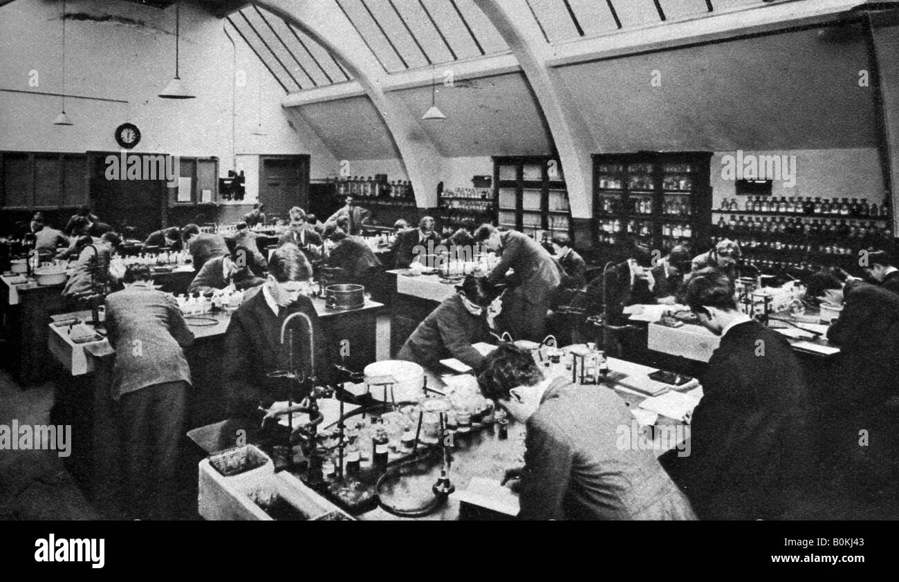 Un laboratorio in un politecnico di Londra, 1926-1927. Artista: sconosciuto Foto Stock