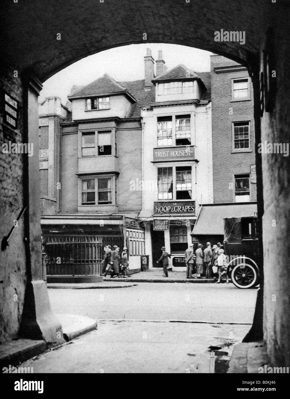 Vecchia casa e una taverna che sopravvive in Aldgate, Londra, 1926-1927.Artista: McLeish Foto Stock