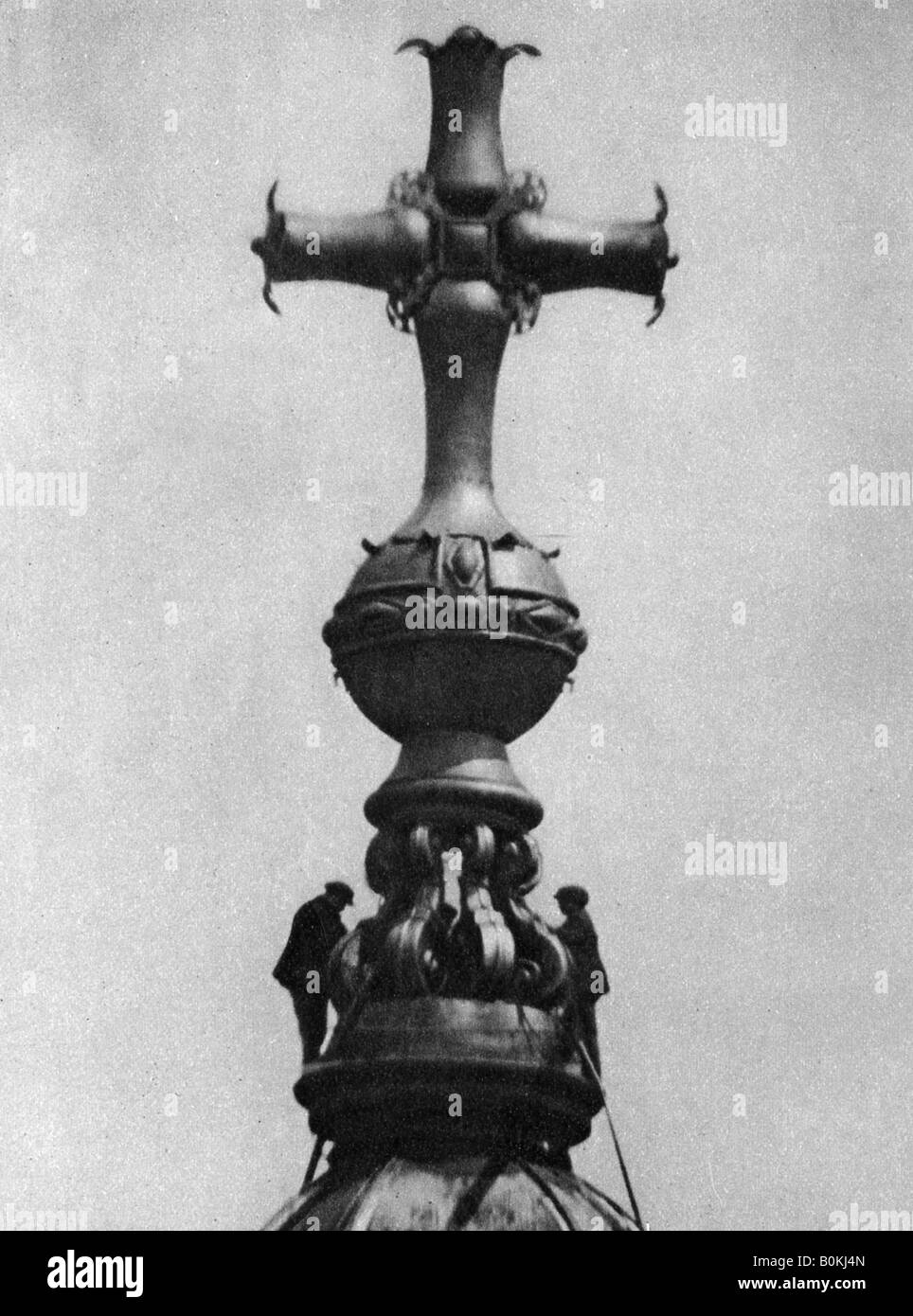 Steeplejacks sul vertice della Cattedrale di St Paul, Londra, 1926-1927. Artista: sconosciuto Foto Stock