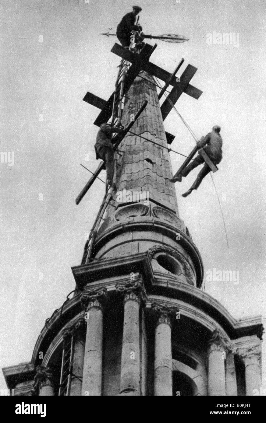 Steeplejacks sulla guglia della chiesa di Tutti i Santi, pioppo, Londra, 1926-1927. Artista: sconosciuto Foto Stock