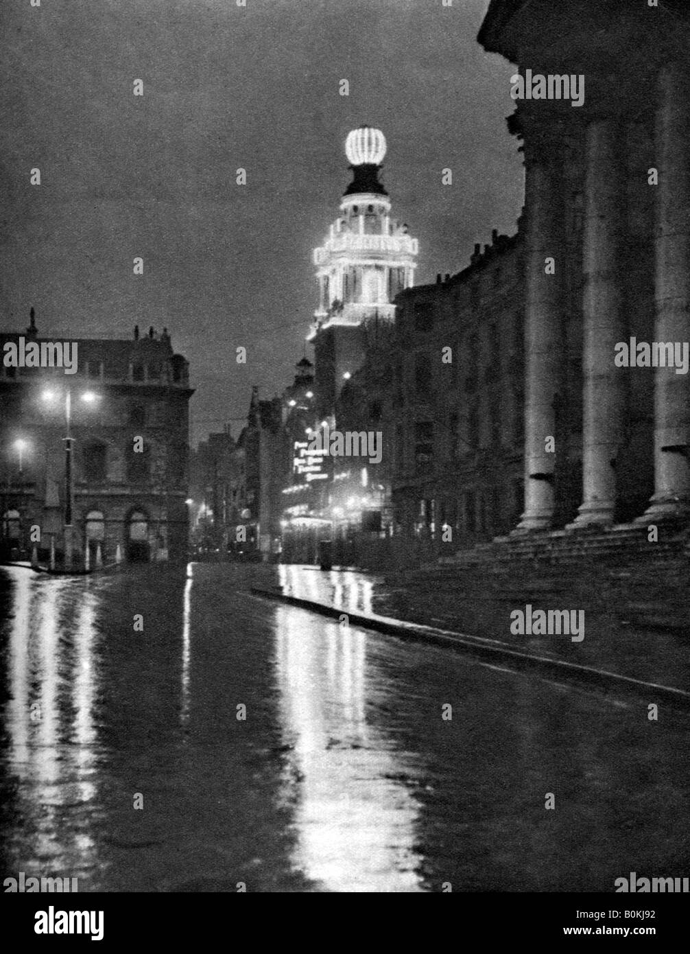 Wet Weather in Trafalgar Square, Londra, 1926-1927. Artista: Paterson Foto Stock