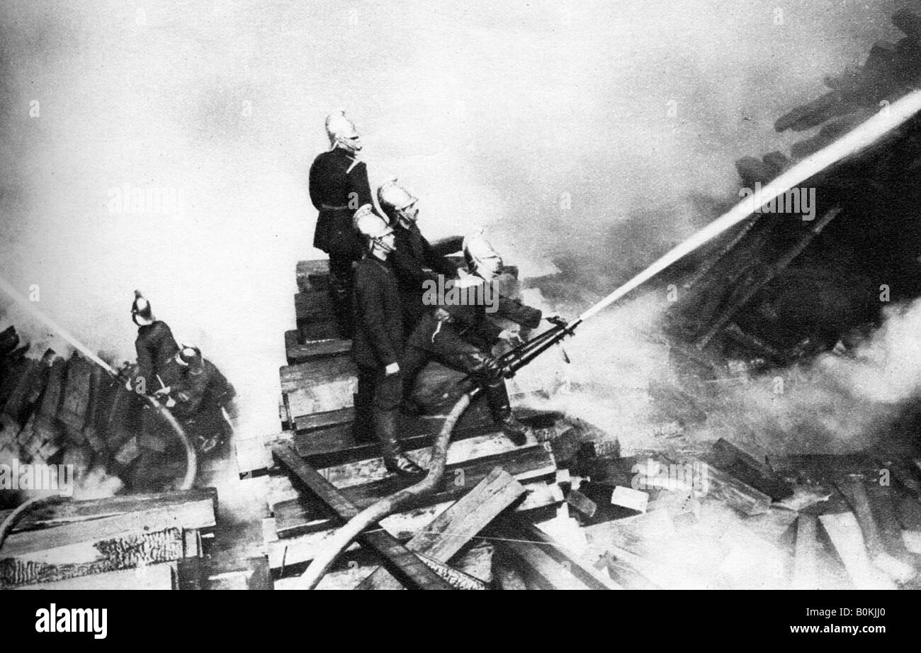 I vigili del fuoco nella lotta contro un incendio in un deposito di legname, Londra, 1926-1927. Artista: sconosciuto Foto Stock