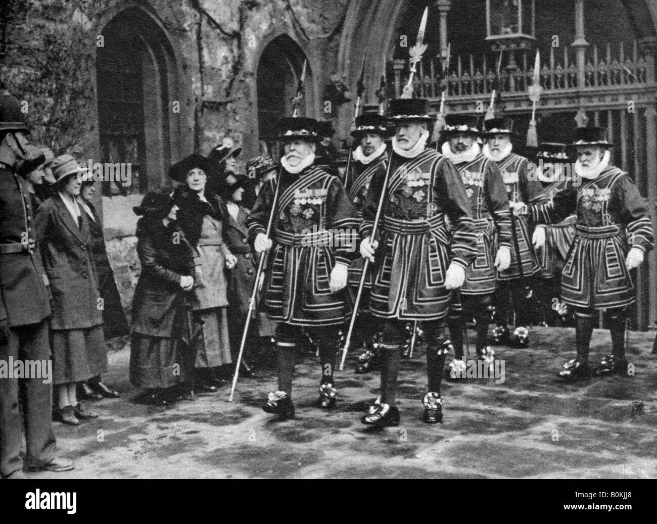 La distribuzione del denaro Maundy da Yeomen secondini, Torre di Londra, 1926-1927. Artista: sconosciuto Foto Stock