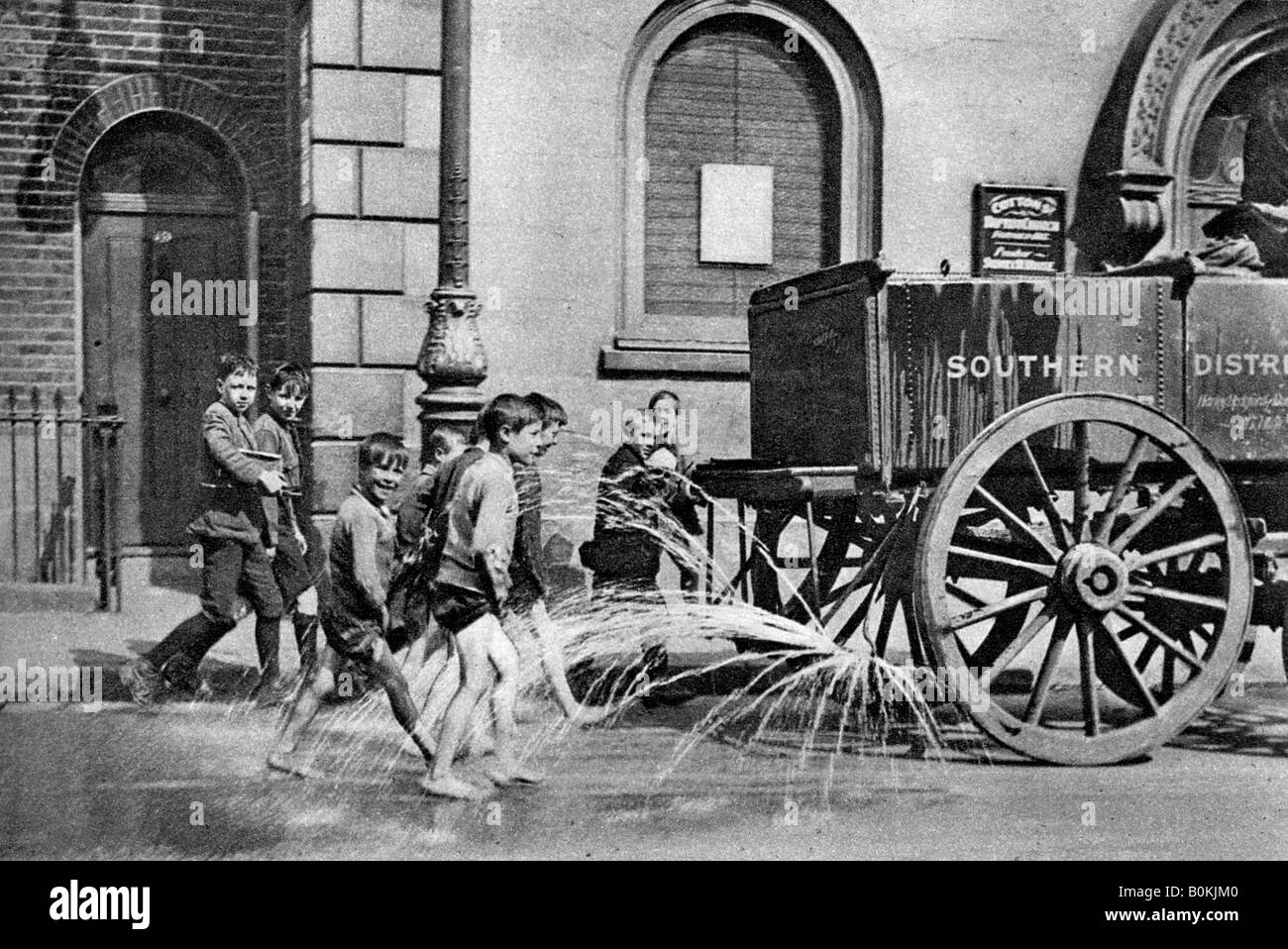 Ragazzi in seguito il Pioppo Borough Consiglio carrello acqua, Londra, 1926-1927. Artista: sconosciuto Foto Stock