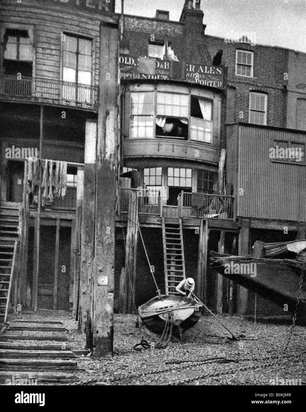 Vecchio pub sul fiume Thames, London, 1926-1927. Artista: sconosciuto Foto Stock