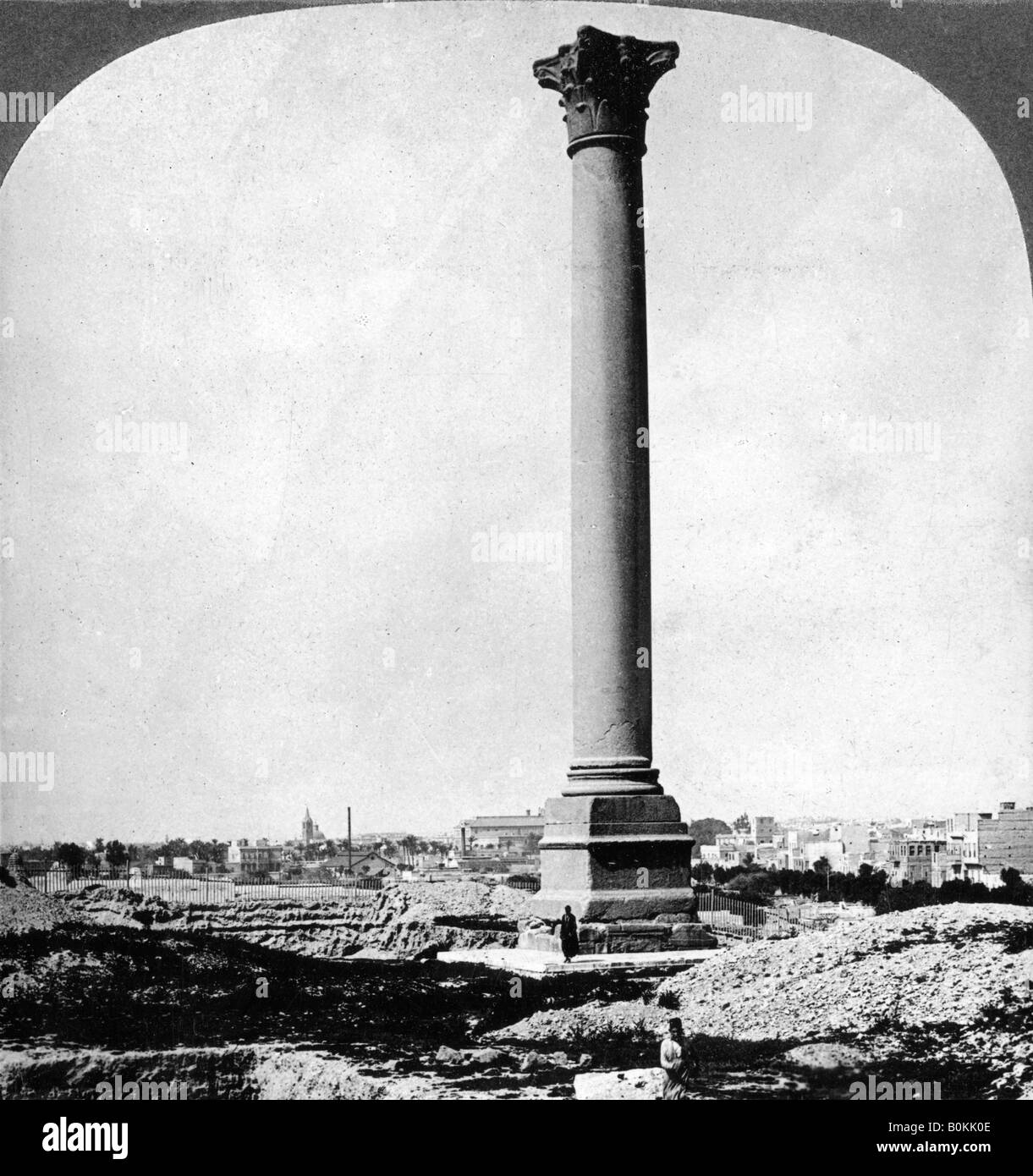 "La colonna di Pompeo, il Sailor's landmark, e moderna Alessandria d Egitto", 1905.Artista: Underwood & Underwood Foto Stock