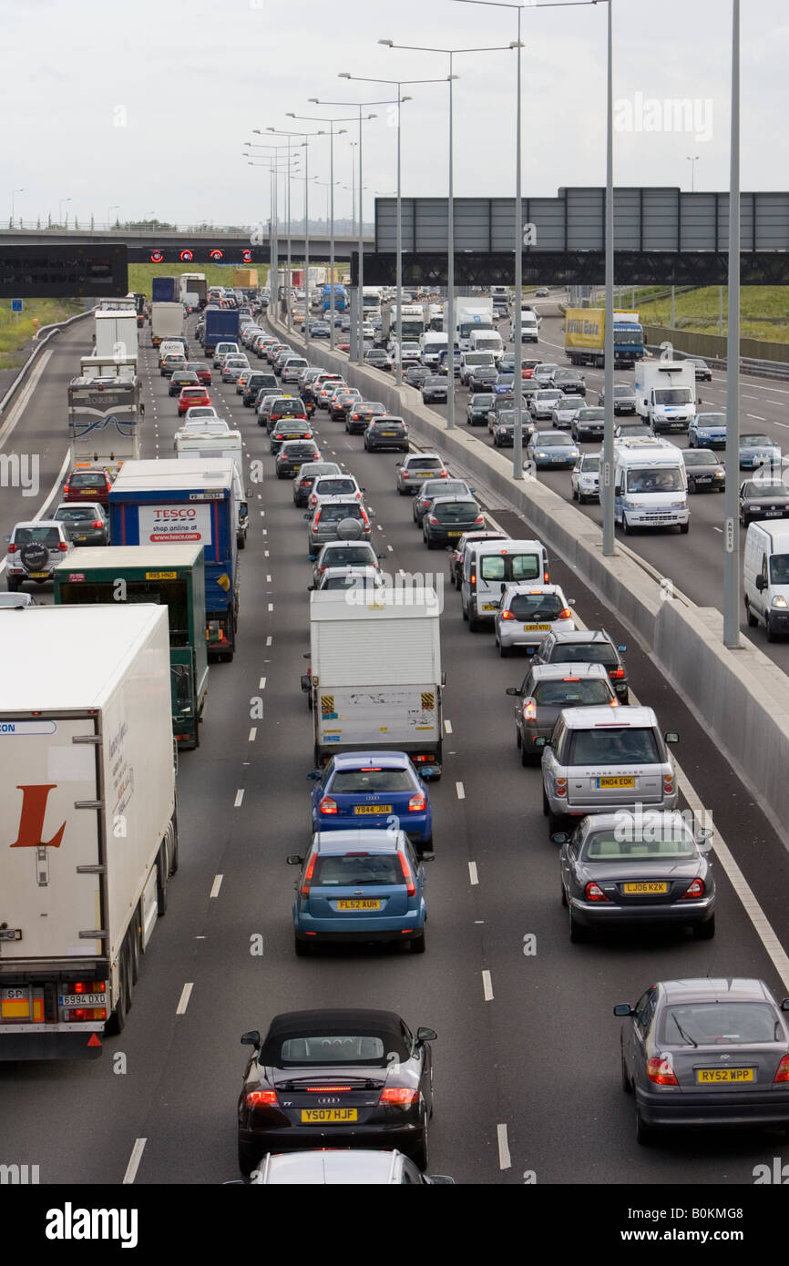 La congestione del traffico in entrambe le direzioni sulla autostrada M25, London Regno Unito Foto Stock