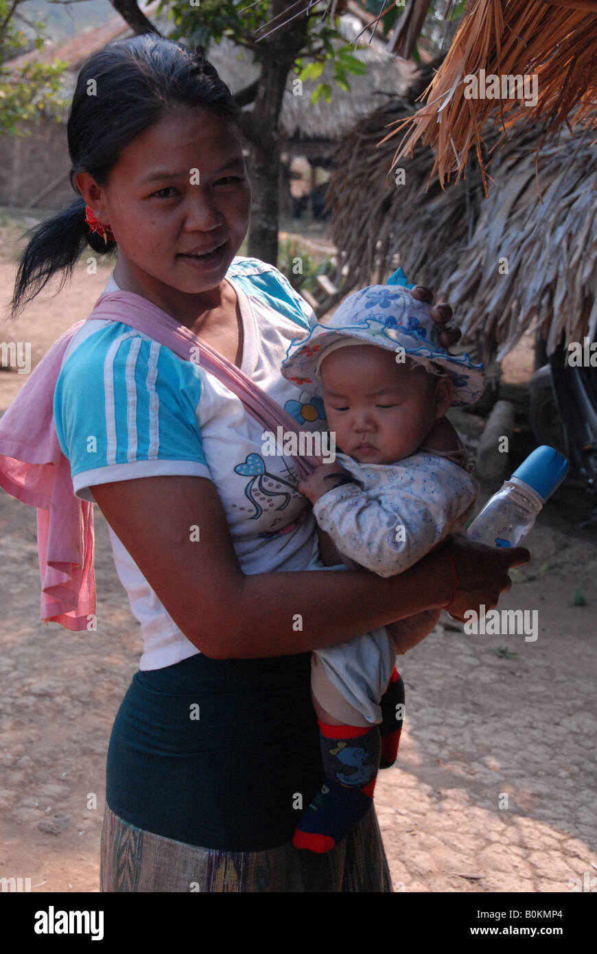 La minoranza di wah lady è alla ricerca dopo la sua babe, tailandese bermese frontiera, maehongson, a nord della Thailandia Foto Stock