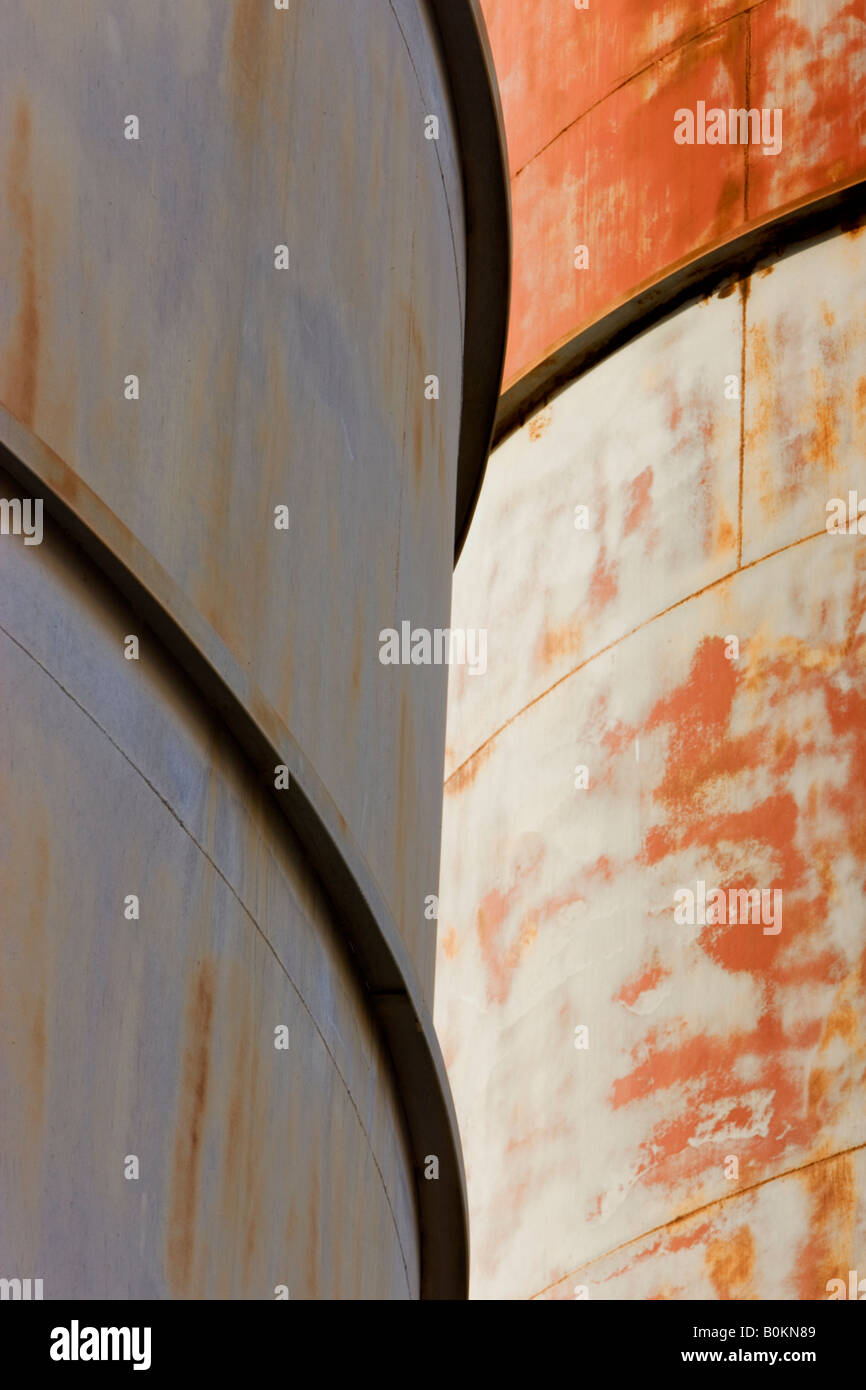 Vecchio metallo abbandonate silos di stoccaggio. Foto Stock