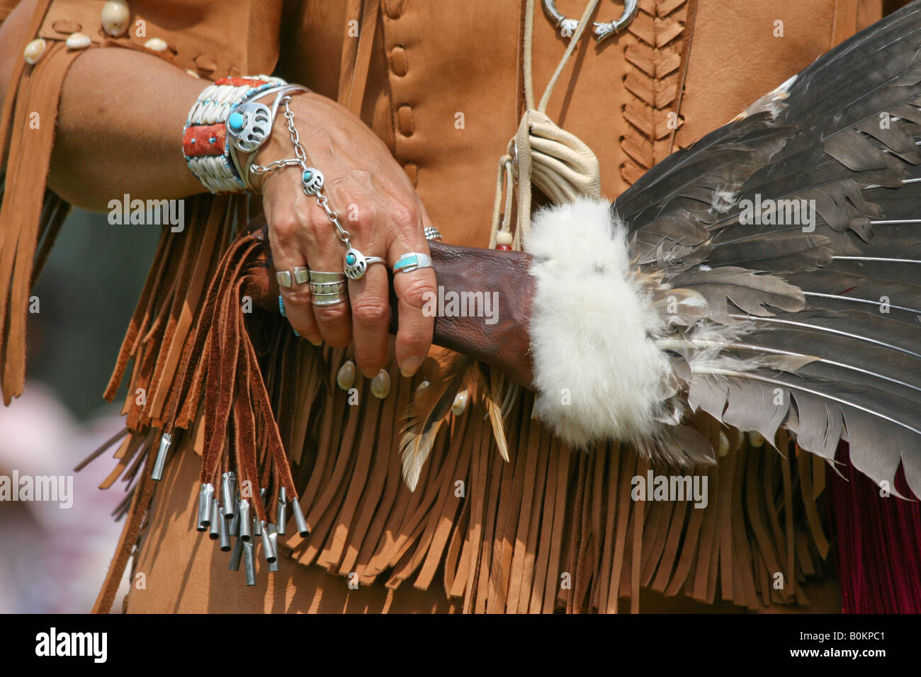 Nativi Americani e di gioielli indossati ventola/portato da una danzatrice presso l'Ottava annuale Ala Rossa Native American PowWow Foto Stock