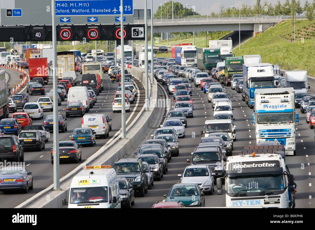 La congestione del traffico di automobili e camion che viaggiano in entrambe le direzioni sulla autostrada M25, London Regno Unito Foto Stock